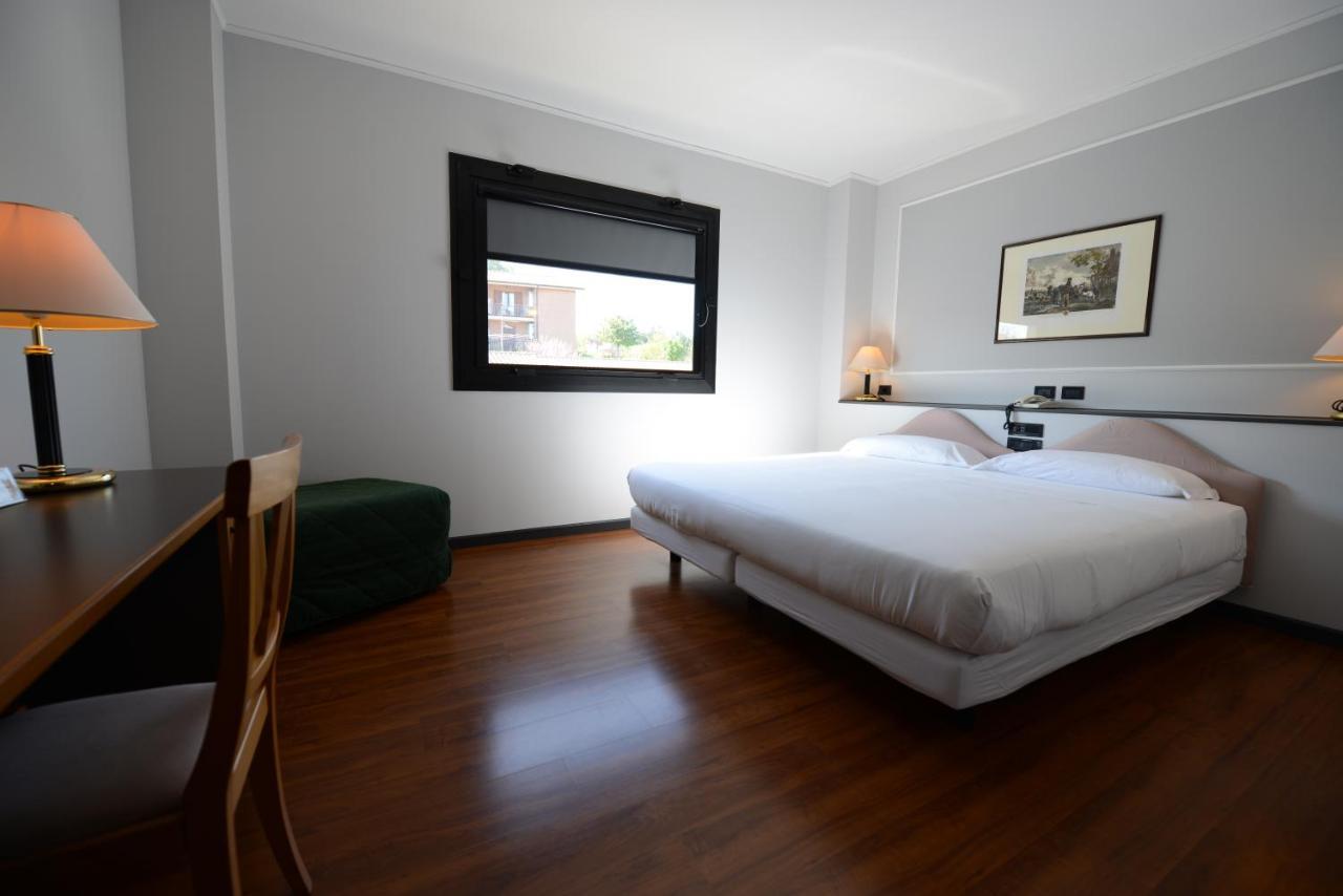 Hotel Mamiani & Relaxing Spa Урбино Номер фото